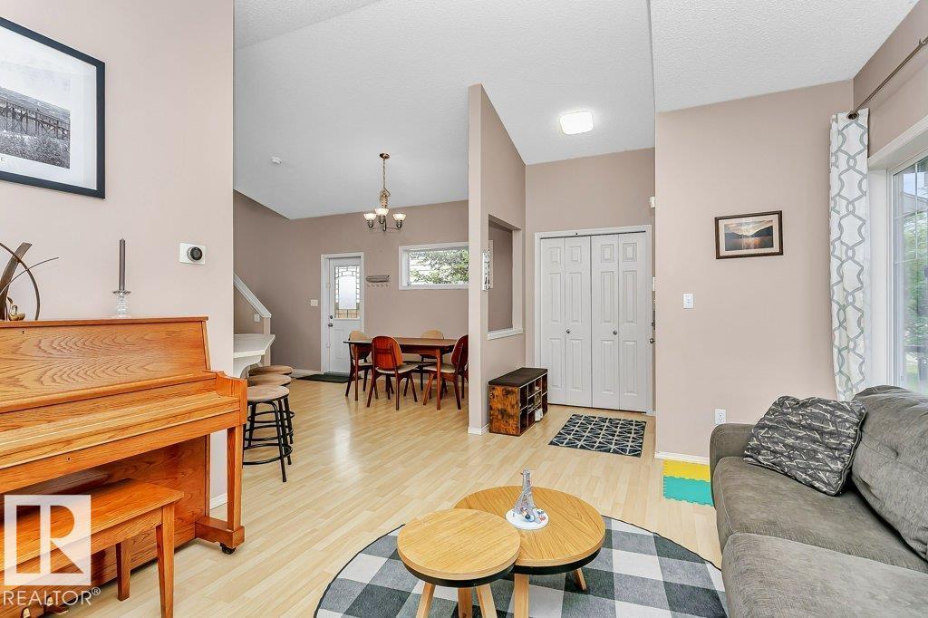 Photo 10 of 21331 89 Av Nw, Edmonton AB