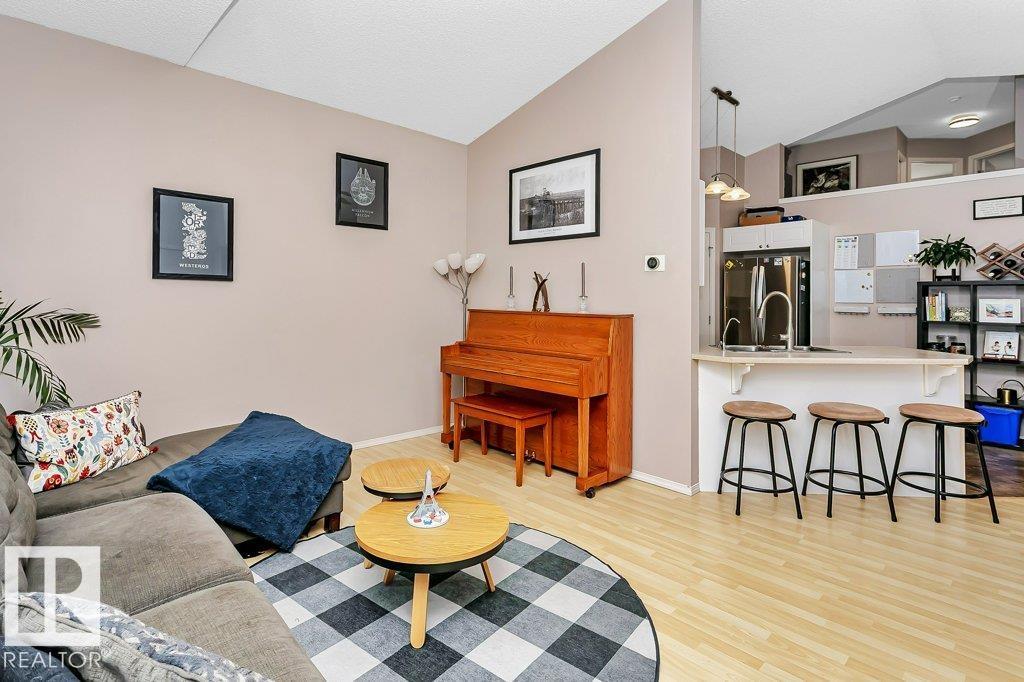 Photo 9 of 21331 89 Av Nw, Edmonton AB