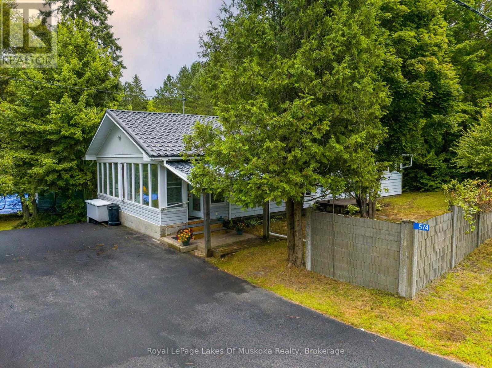Photo 2 of 574 Ravenscliffe Road, Huntsville ON