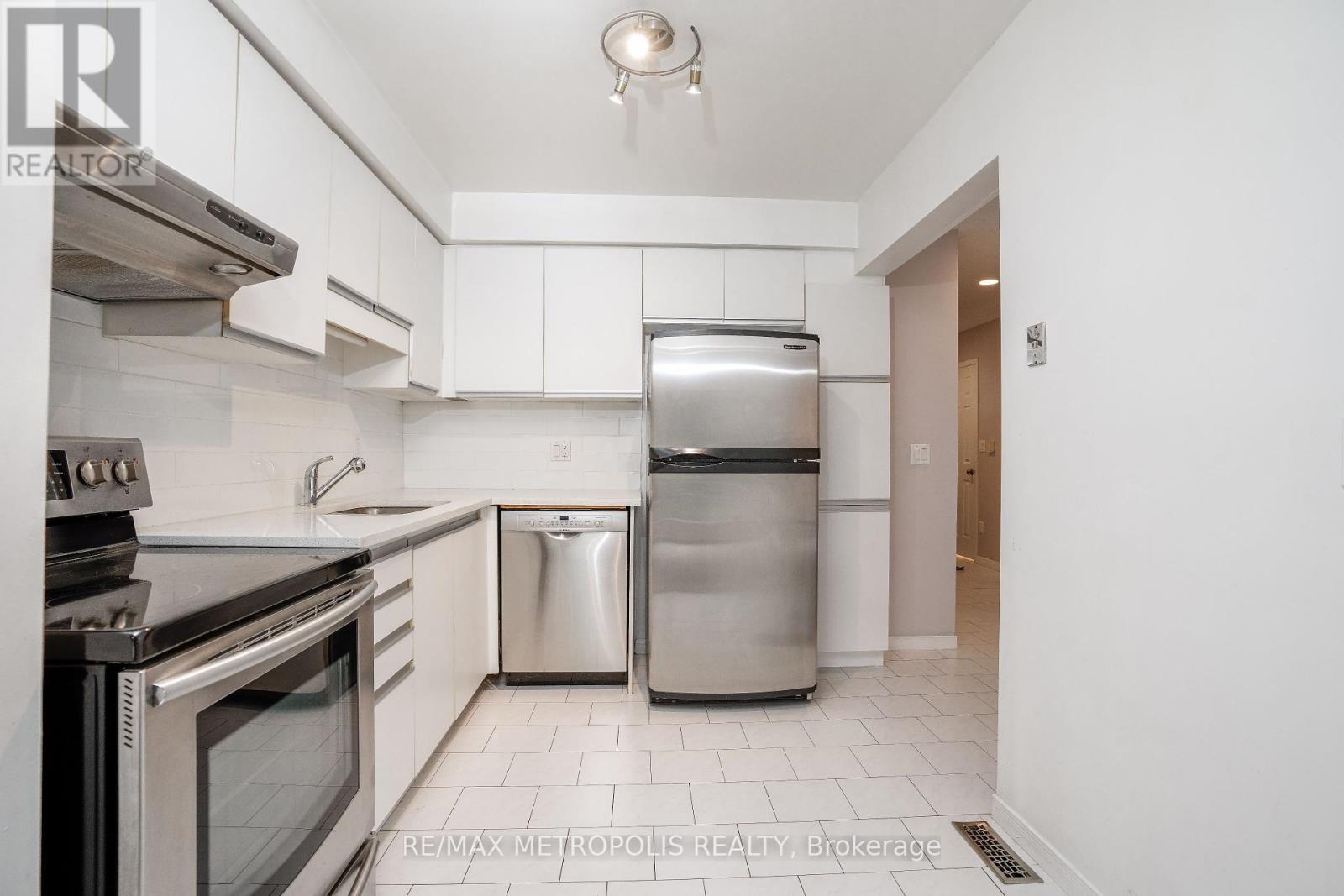 Photo 10 of 59 2 Royalwood Court, Hamilton ON