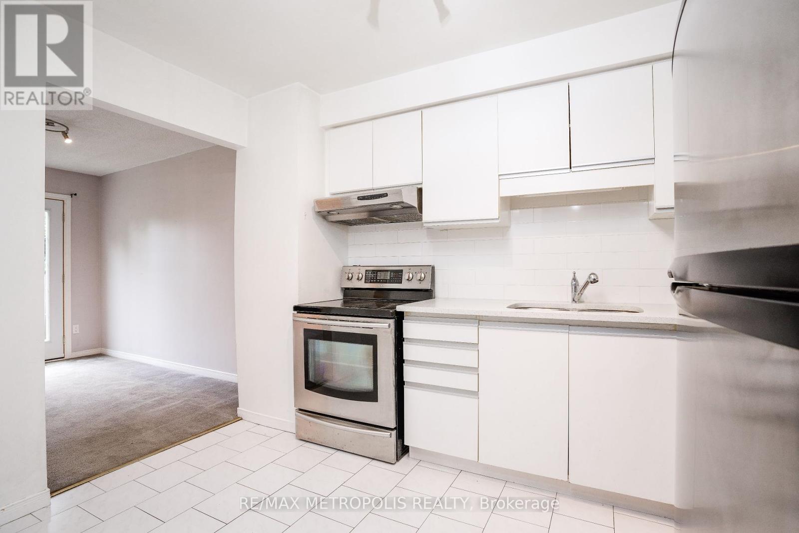 Photo 11 of 59 2 Royalwood Court, Hamilton ON