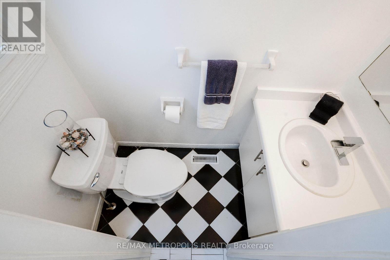 Photo 12 of 59 2 Royalwood Court, Hamilton ON