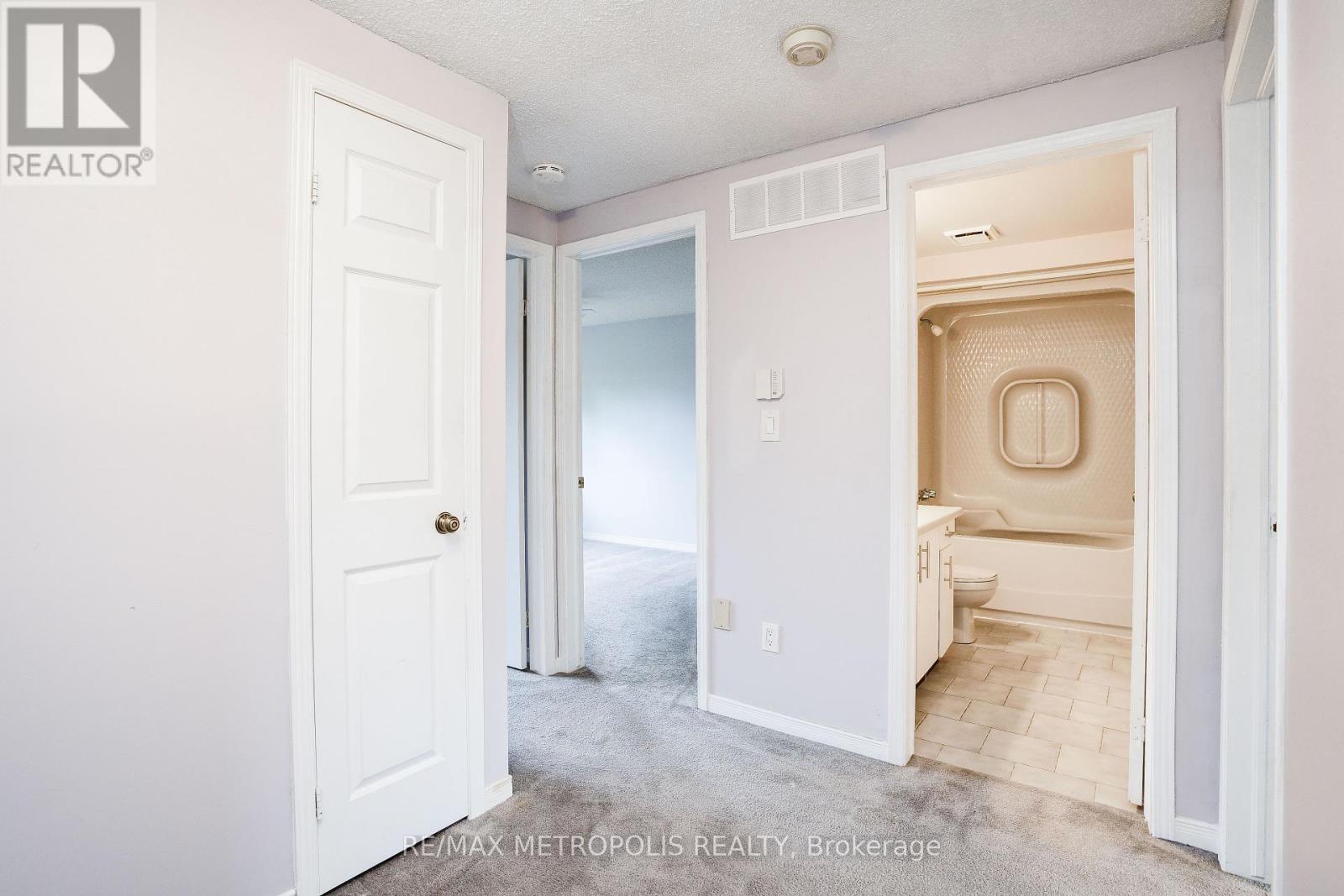 Photo 13 of 59 2 Royalwood Court, Hamilton ON