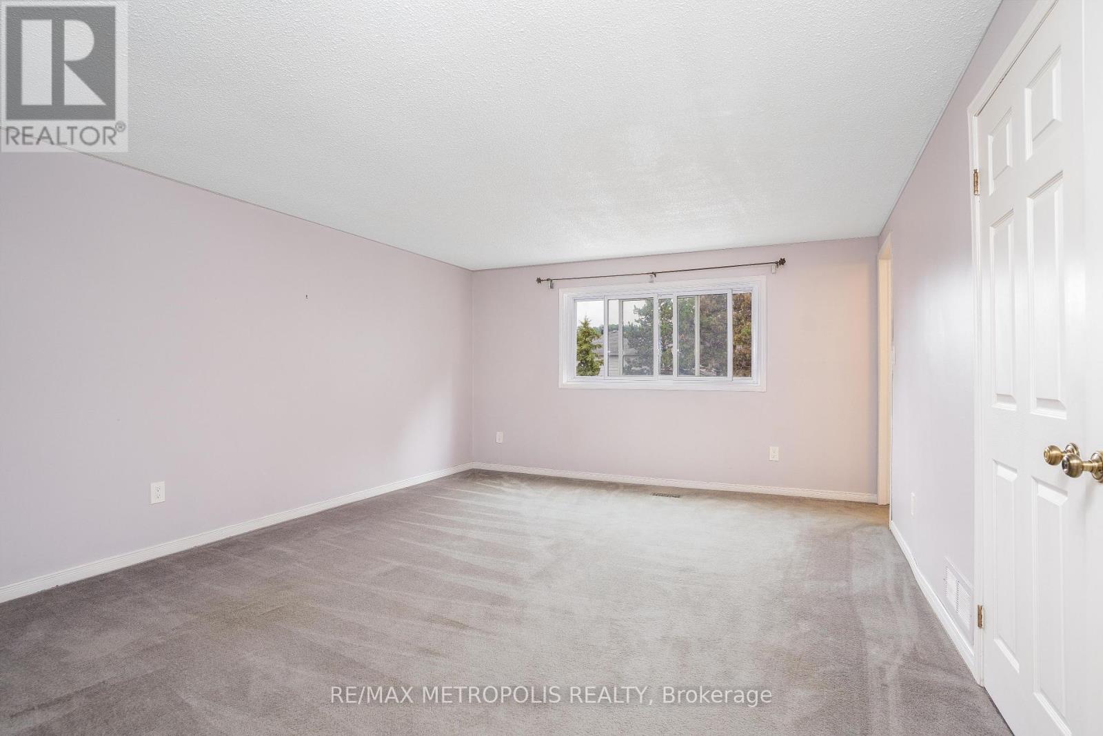 Photo 16 of 59 2 Royalwood Court, Hamilton ON