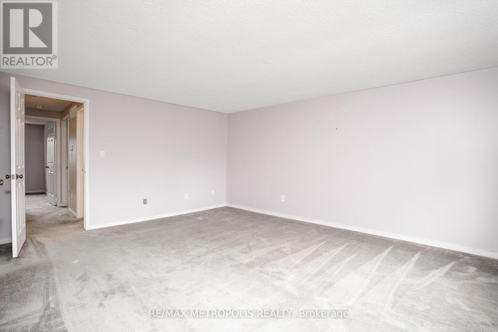 Photo 17 of 59 2 Royalwood Court, Hamilton ON