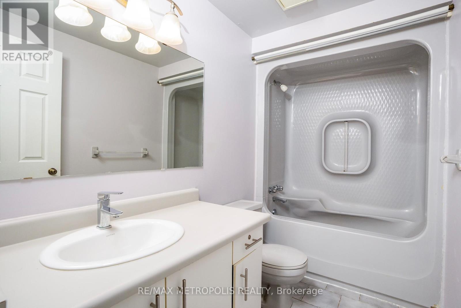 Photo 25 of 59 2 Royalwood Court, Hamilton ON