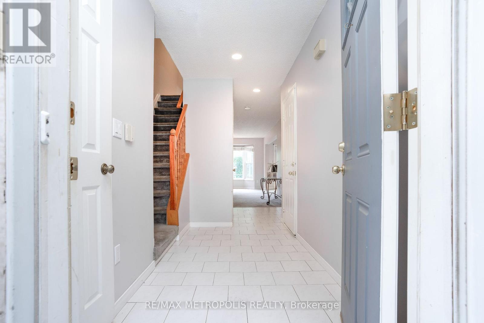 Photo 3 of 59 2 Royalwood Court, Hamilton ON