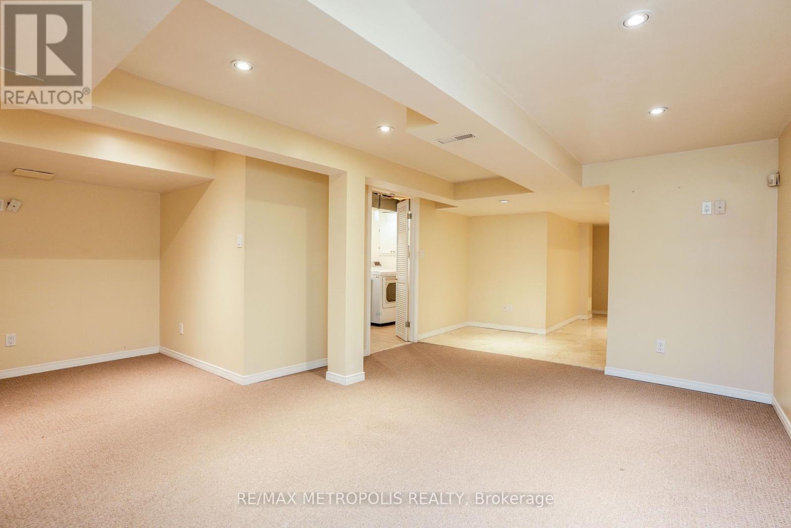 Photo 30 of 59 2 Royalwood Court, Hamilton ON