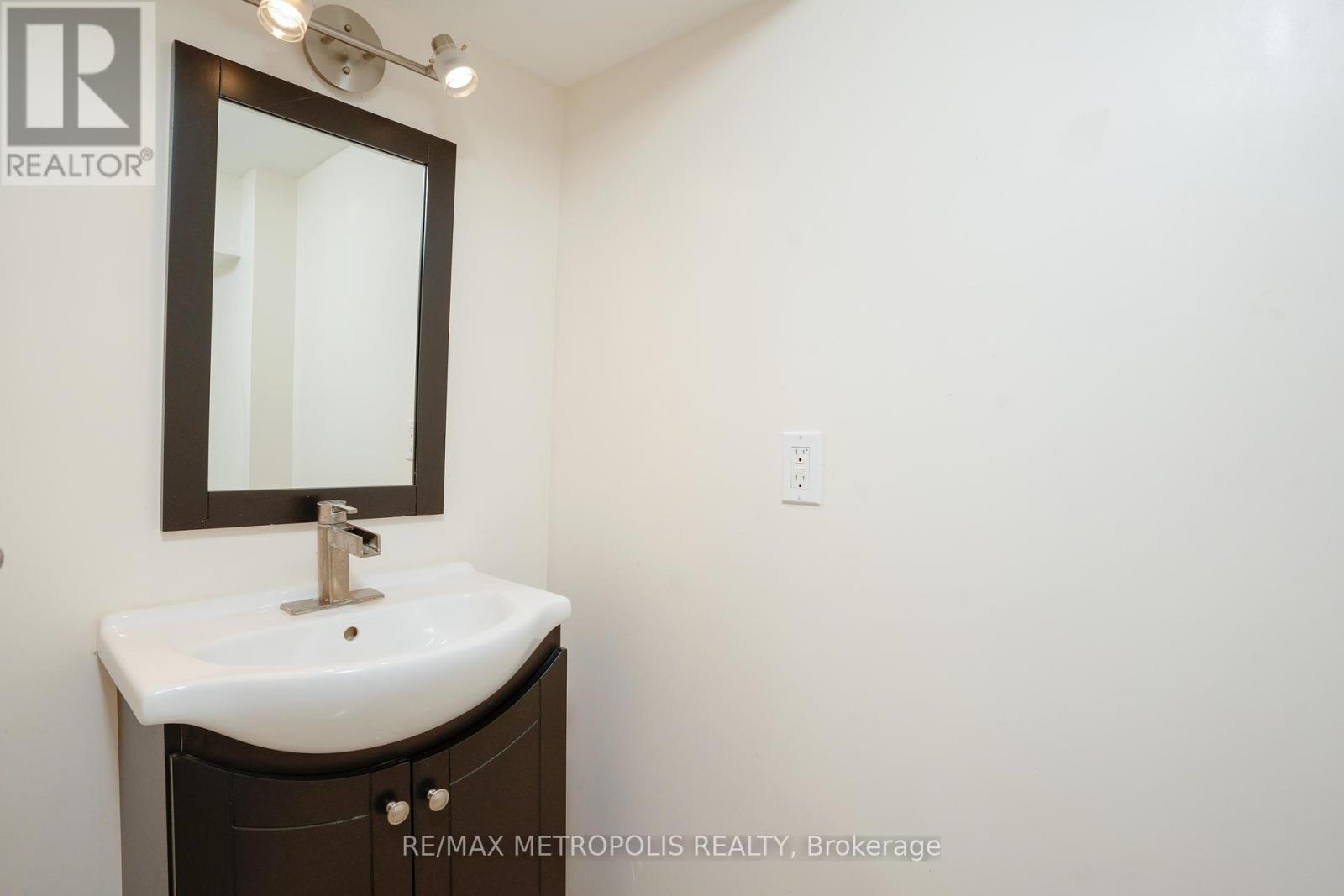 Photo 31 of 59 2 Royalwood Court, Hamilton ON