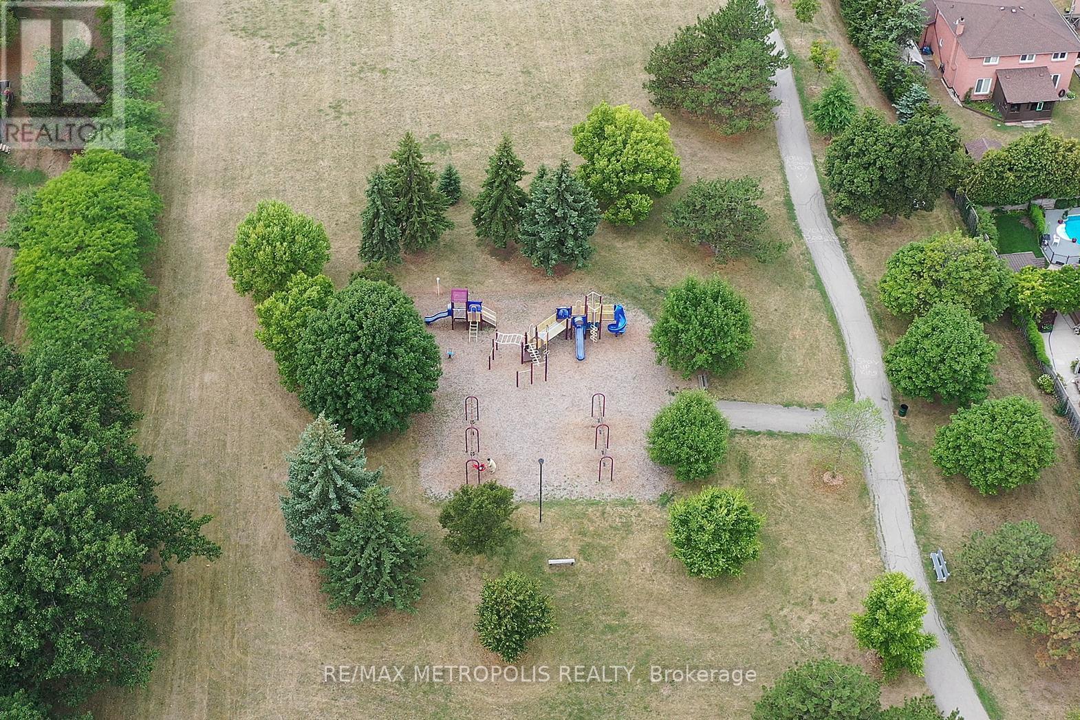 Photo 39 of 59 2 Royalwood Court, Hamilton ON