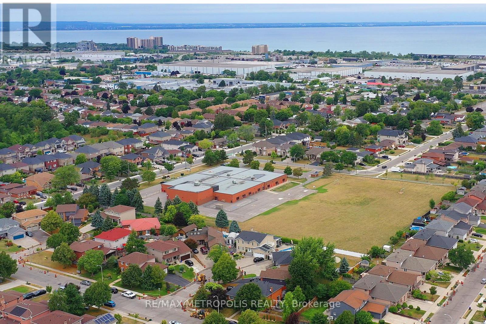 Photo 40 of 59 2 Royalwood Court, Hamilton ON