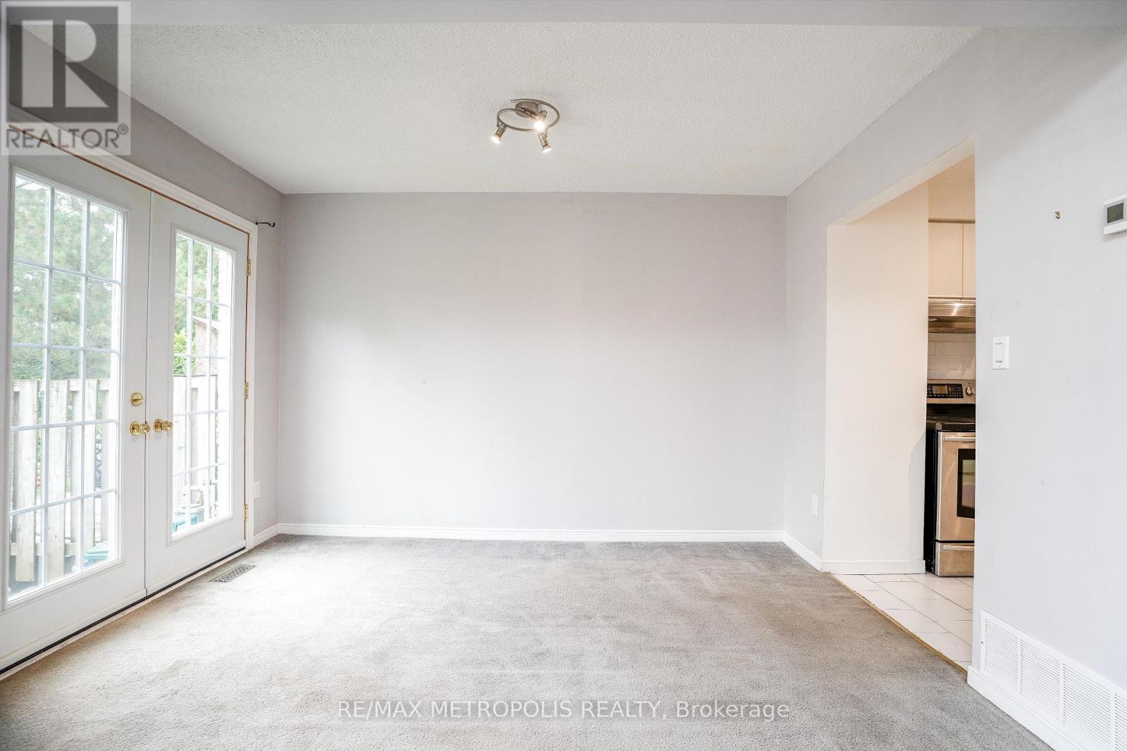 Photo 7 of 59 2 Royalwood Court, Hamilton ON