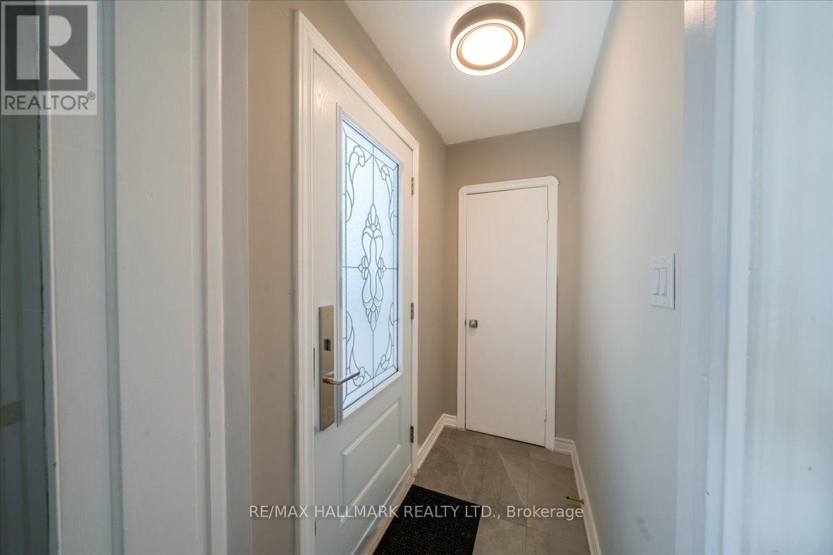 Photo 2 of 16 Willowhurst Crescent, Toronto ON