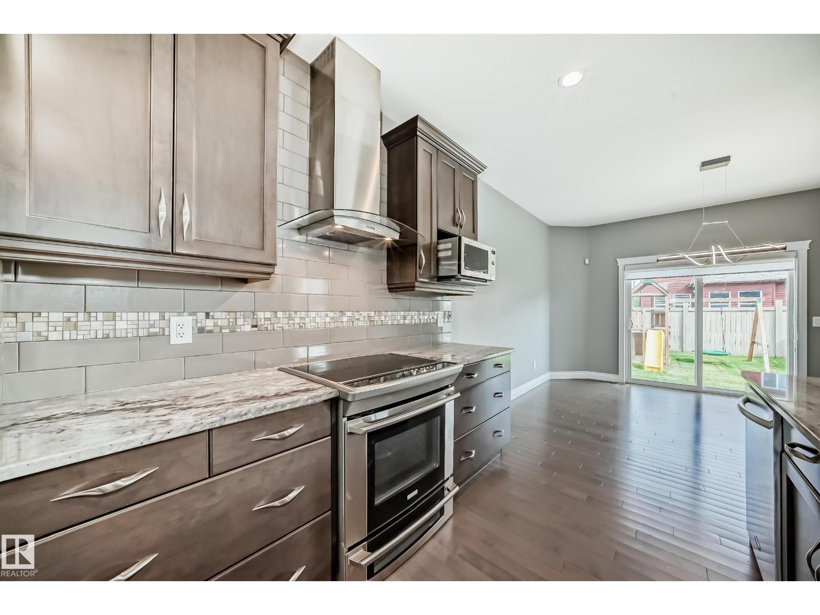 Photo 4 of 1921 33 St Nw, Edmonton AB