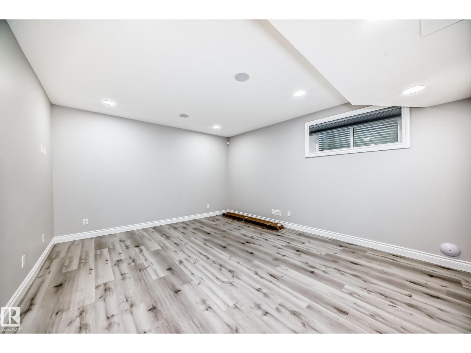 Photo 11 of 1921 33 St Nw, Edmonton AB