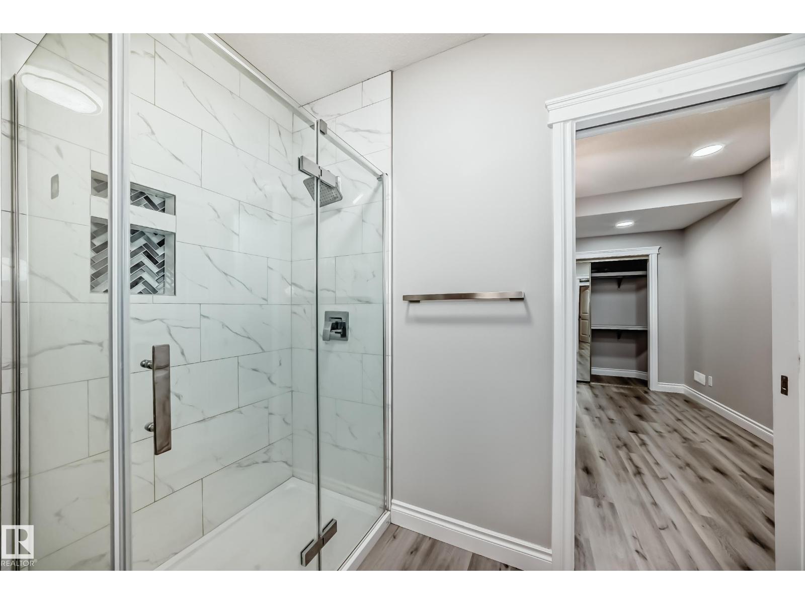 Photo 6 of 1921 33 St Nw, Edmonton AB