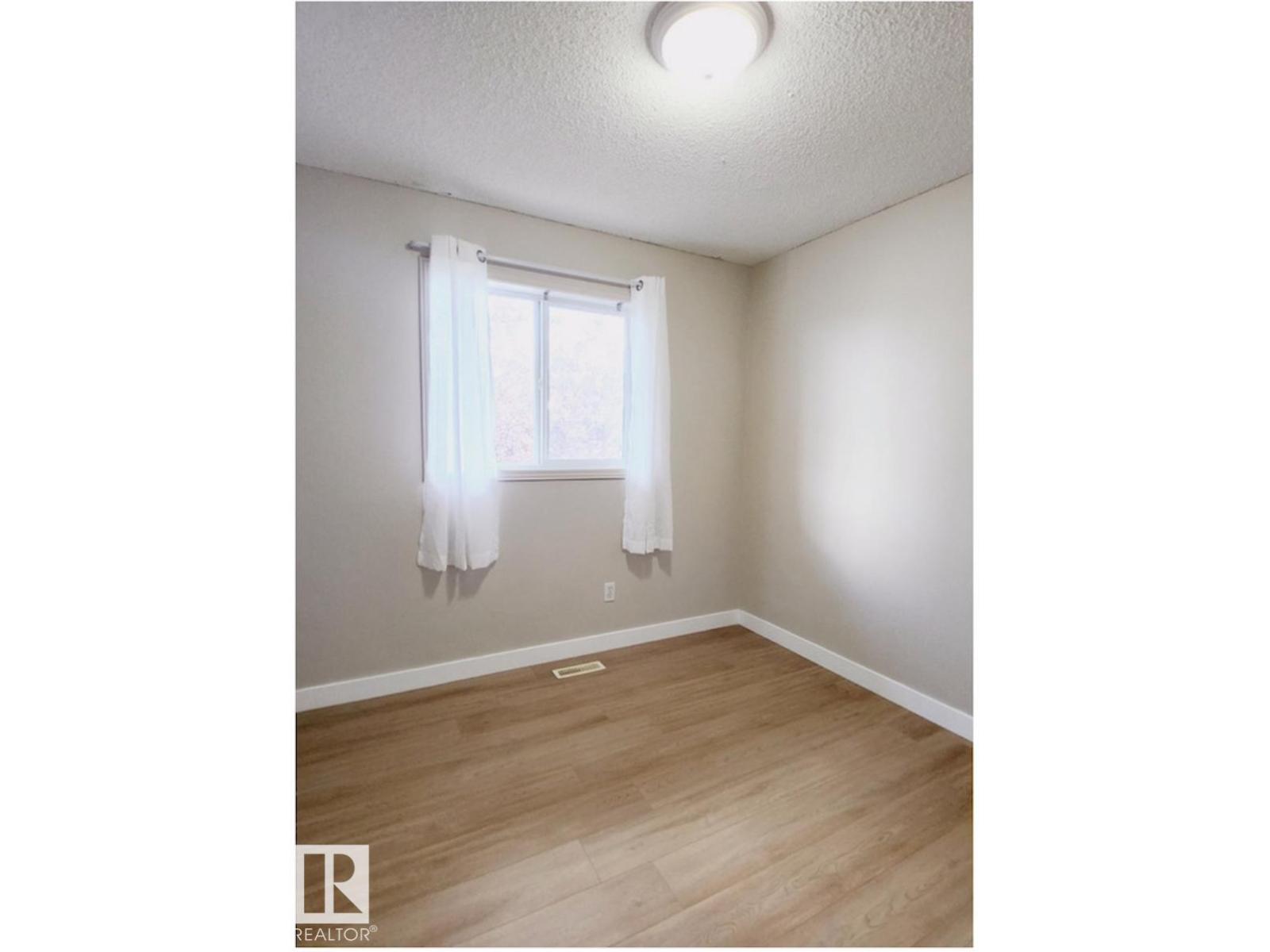 Photo 20 of 47 16728 115 St Nw, Edmonton AB