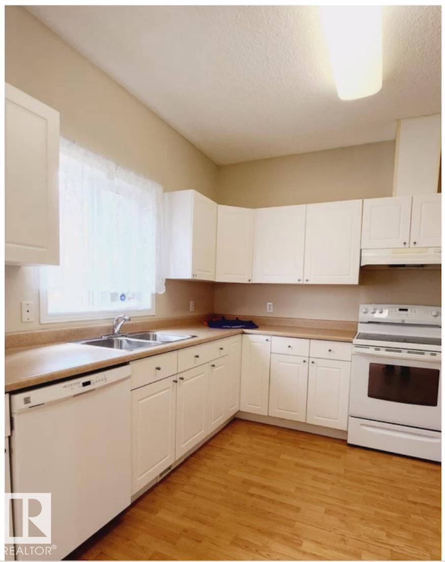 Photo 9 of 47 16728 115 St Nw, Edmonton AB
