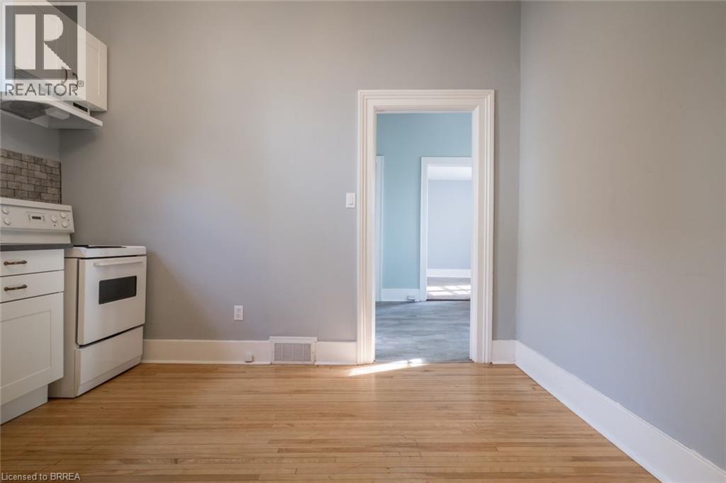 Photo 8 of 31 Palmerston Avenue Unit Lower, Brantford ON