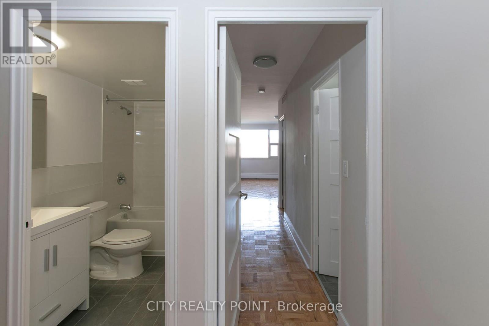 Photo 10 of 306 9 Deer Park Crescent, Toronto ON