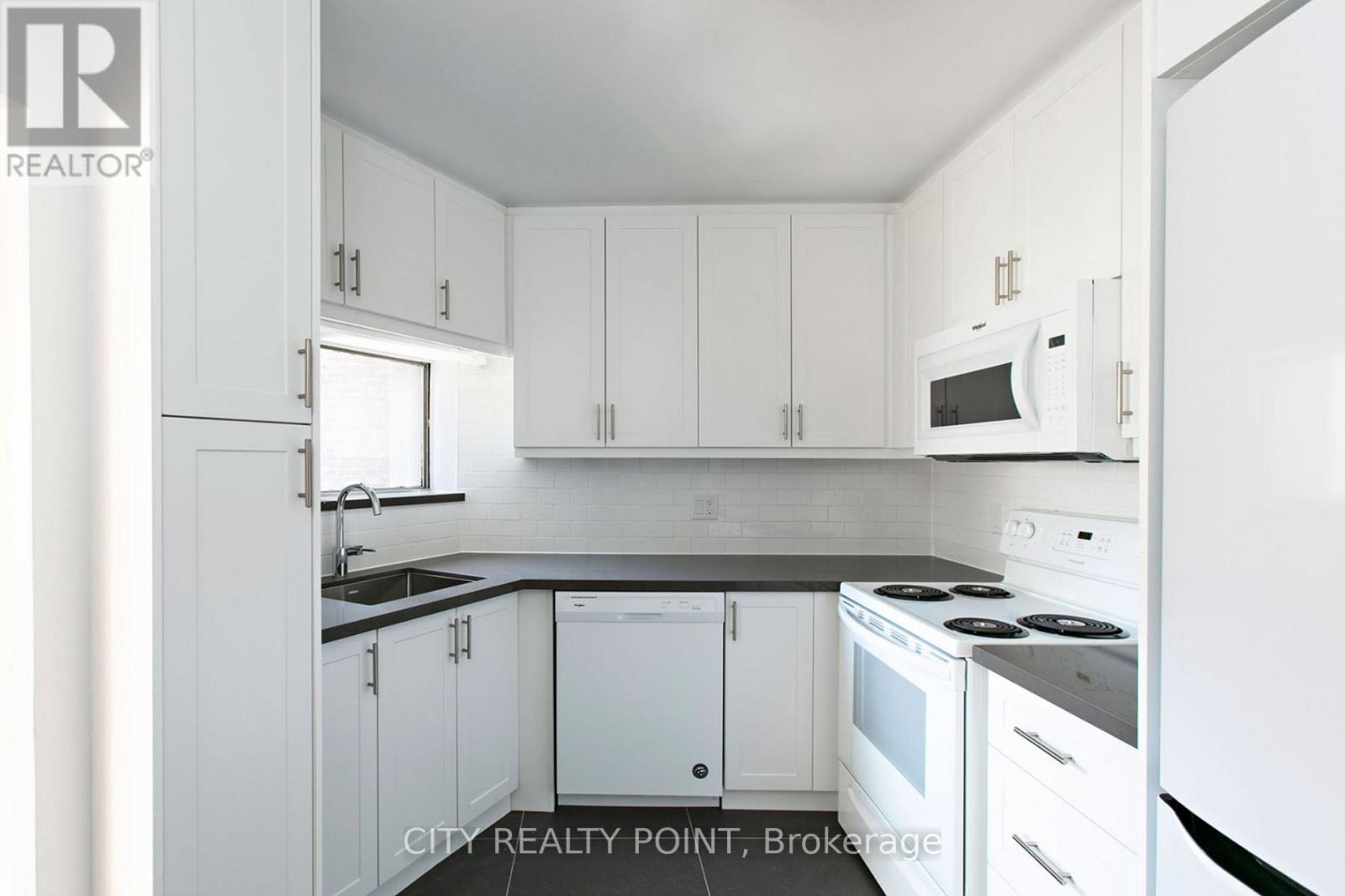 Photo 3 of 306 9 Deer Park Crescent, Toronto ON