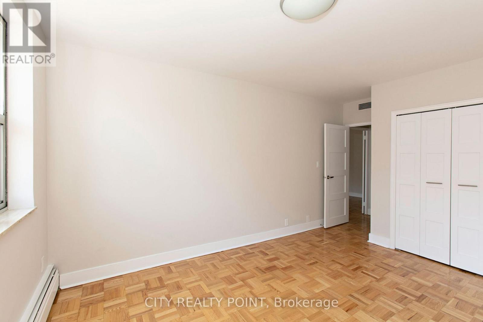 Photo 8 of 306 9 Deer Park Crescent, Toronto ON