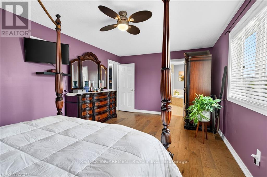 Photo 22 of 39 Wilbur Drive, Hamilton ON