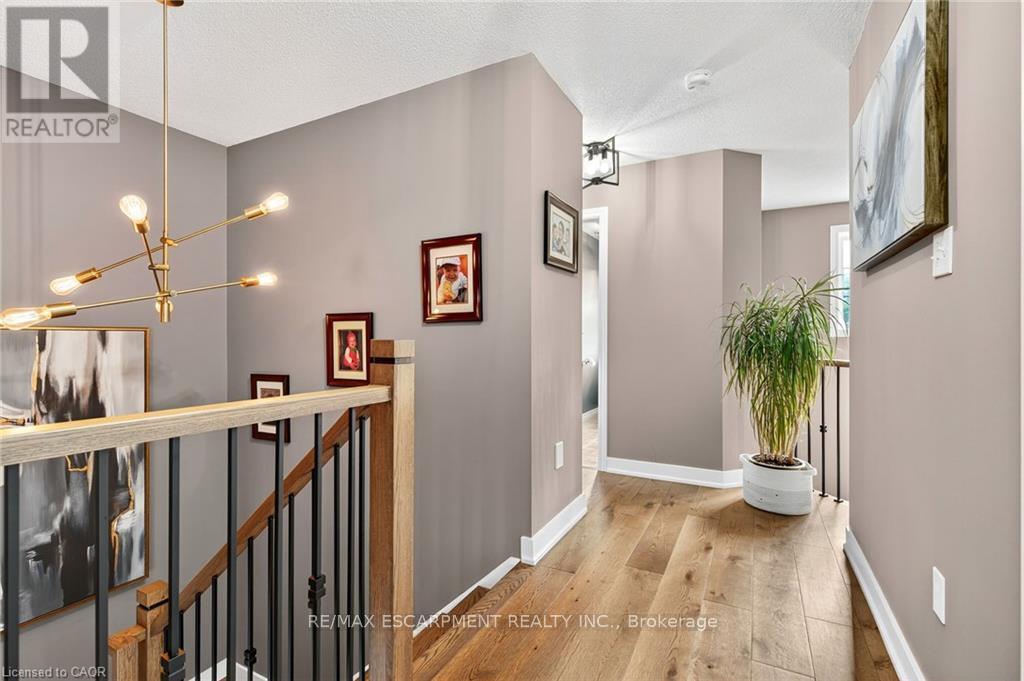 Photo 15 of 39 Wilbur Drive, Hamilton ON