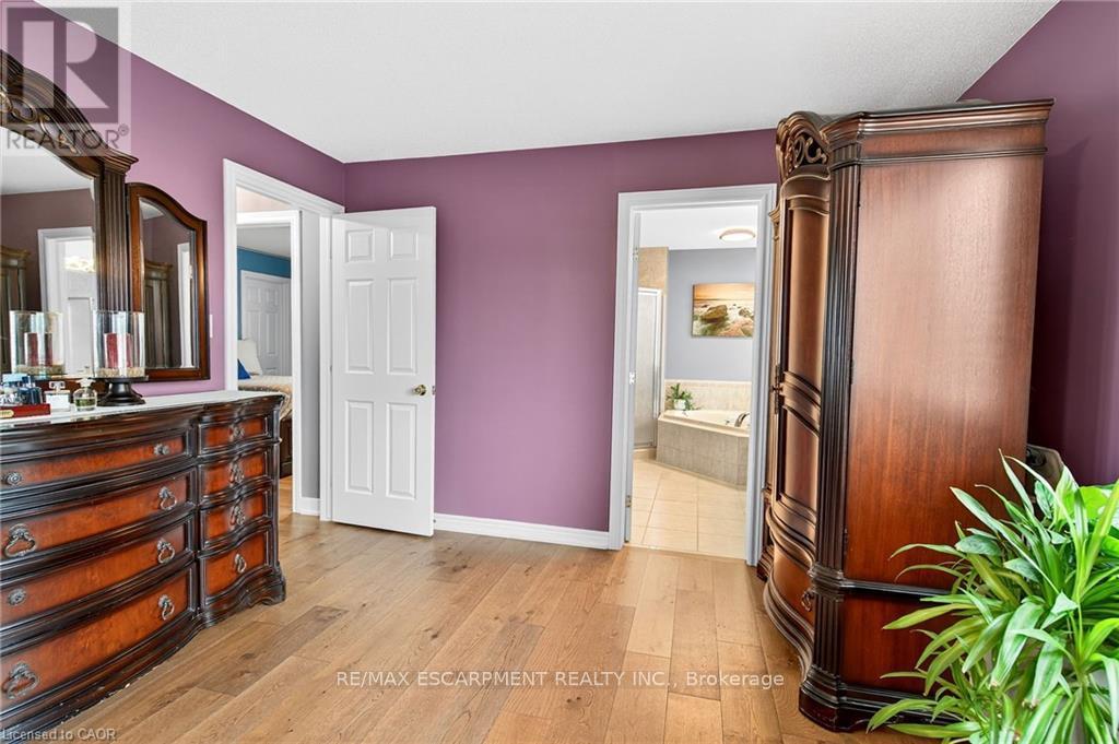 Photo 23 of 39 Wilbur Drive, Hamilton ON