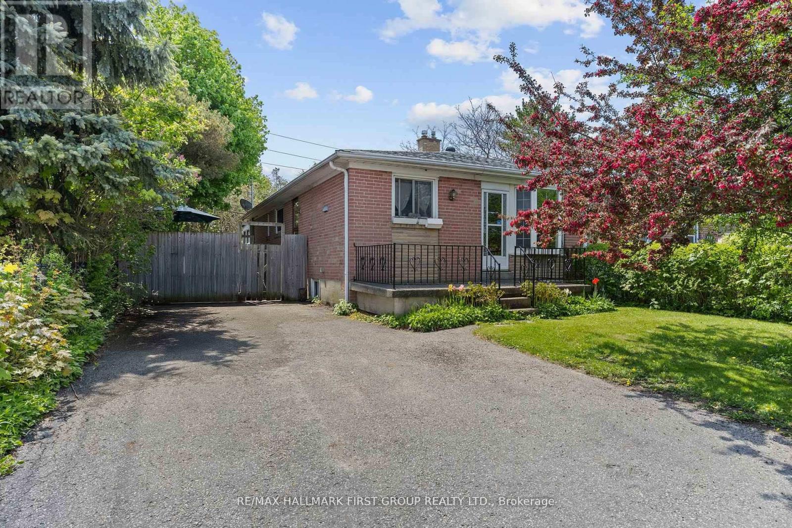 Photo 3 of 121 Emperor Street, Ajax ON