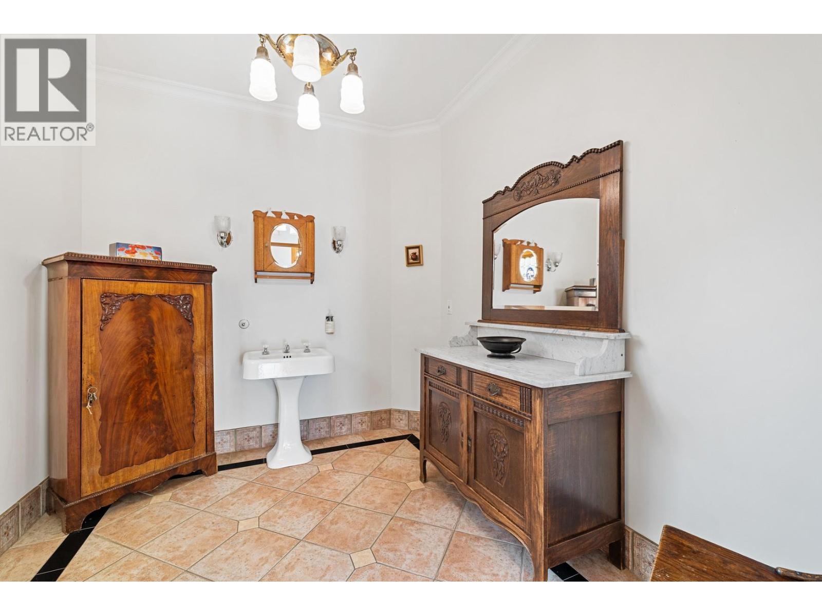  414 Herbert Heights Road, Kelowna