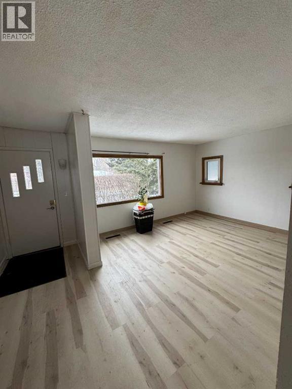Photo 12 of 8123 33 Avenue Nw, Calgary AB