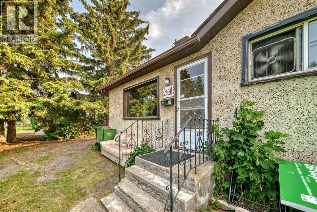 Photo 10 of 8123 33 Avenue Nw, Calgary AB