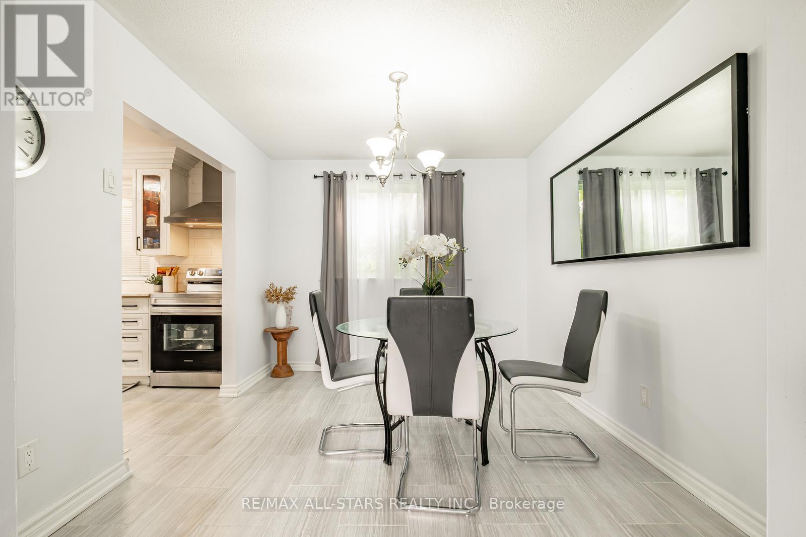 Photo 10 of 520 Elm Road, Whitchurchstouffville ON