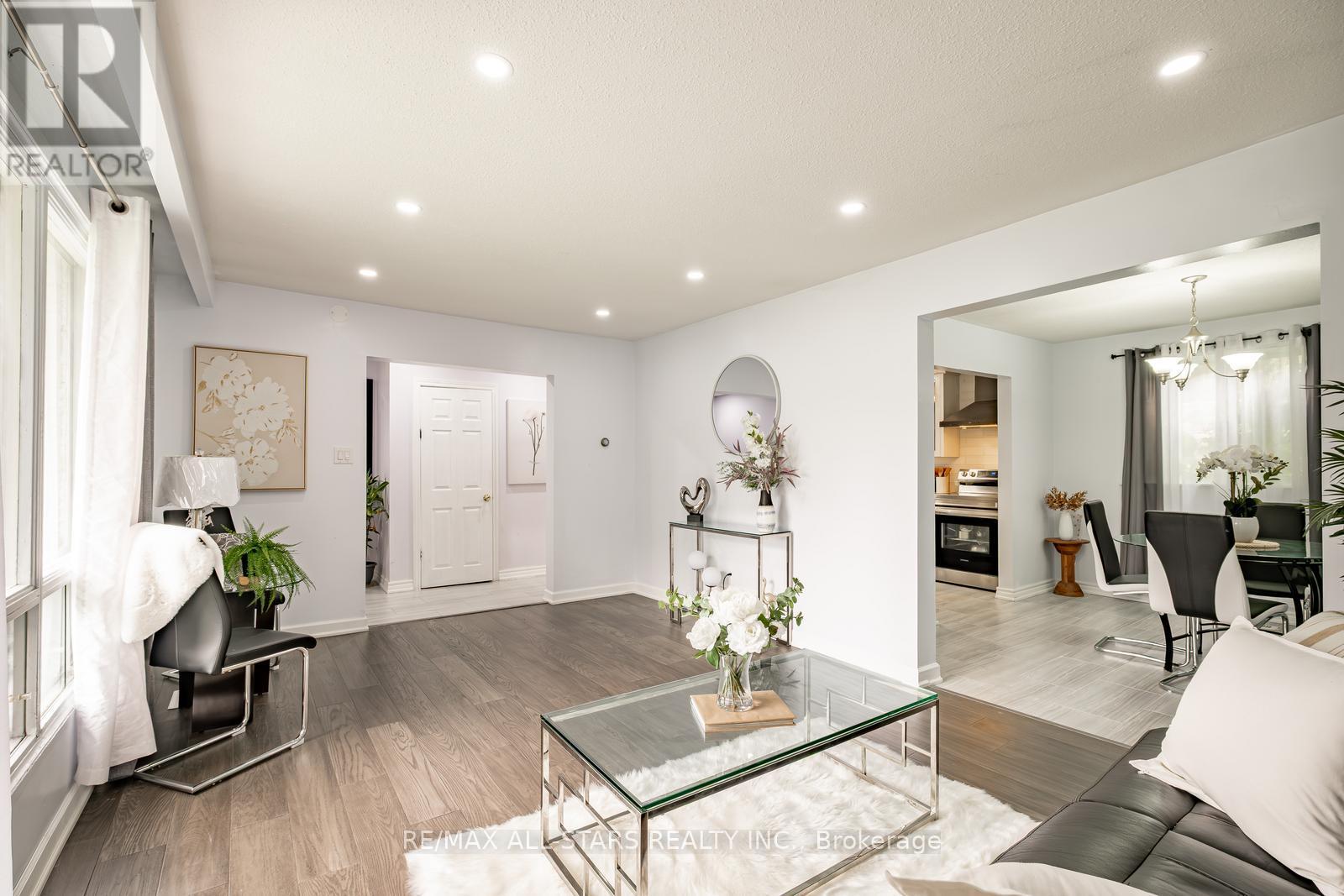 Photo 9 of 520 Elm Road, Whitchurchstouffville ON