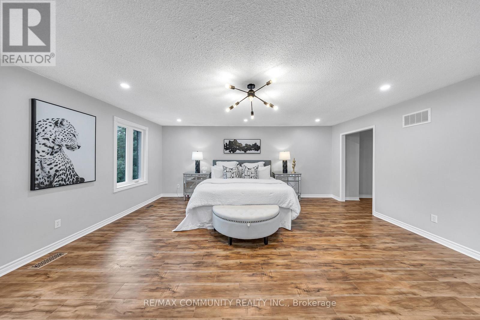 Photo 3 of 71 Nightstar Drive, Richmond Hill ON