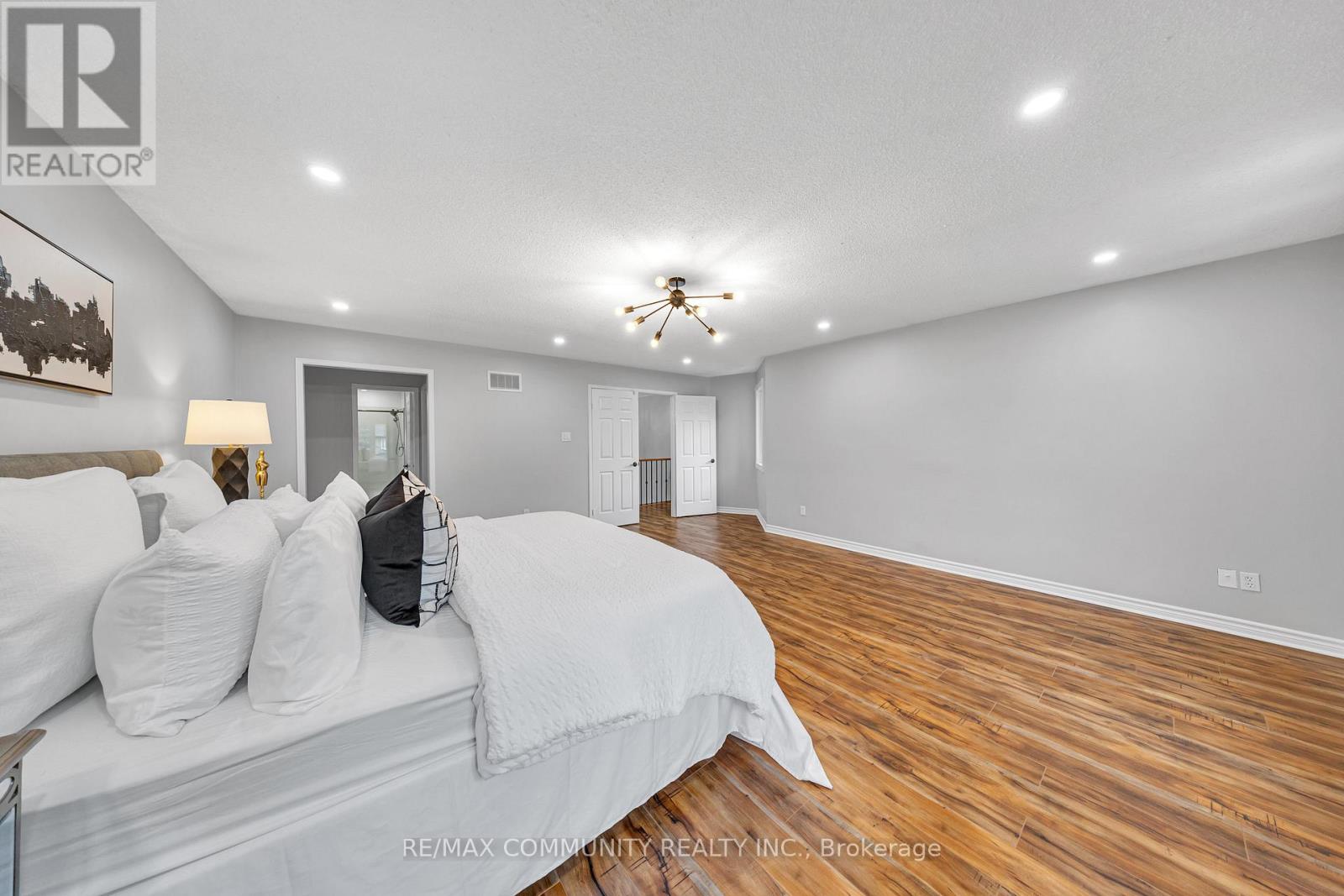 Photo 4 of 71 Nightstar Drive, Richmond Hill ON