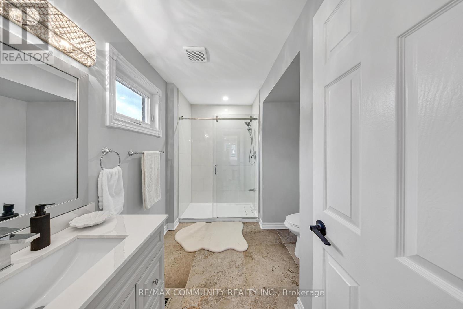 Photo 7 of 71 Nightstar Drive, Richmond Hill ON