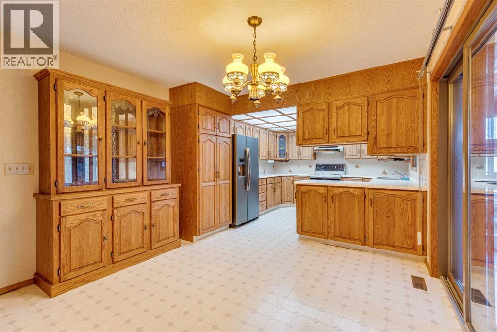 Photo 10 of 729 1 Street Ne, Three Hills AB