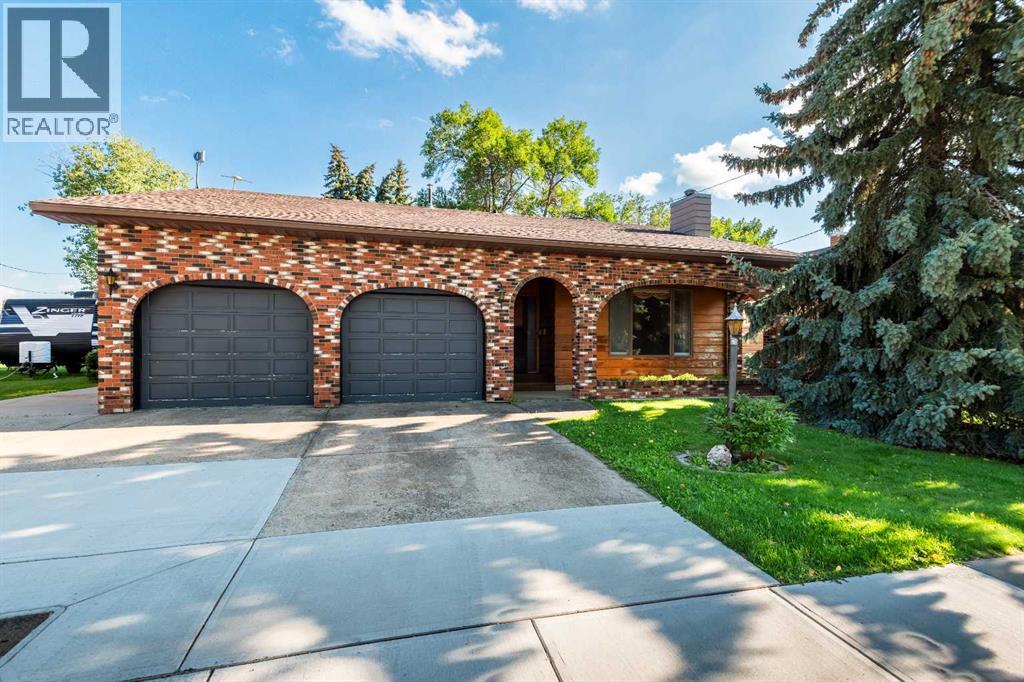 Photo 2 of 729 1 Street Ne, Three Hills AB