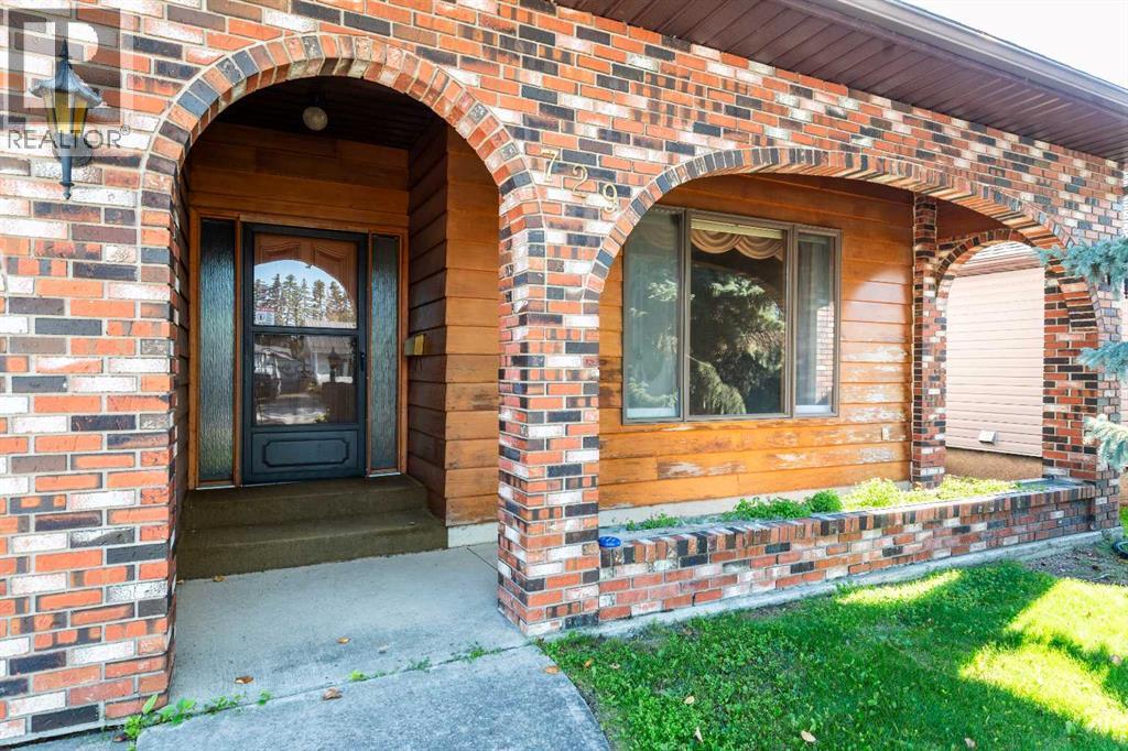 Photo 3 of 729 1 Street Ne, Three Hills AB