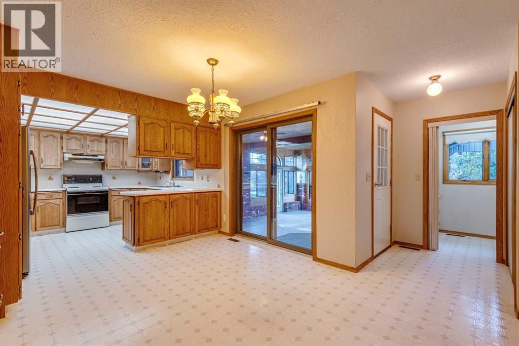 Photo 9 of 729 1 Street Ne, Three Hills AB