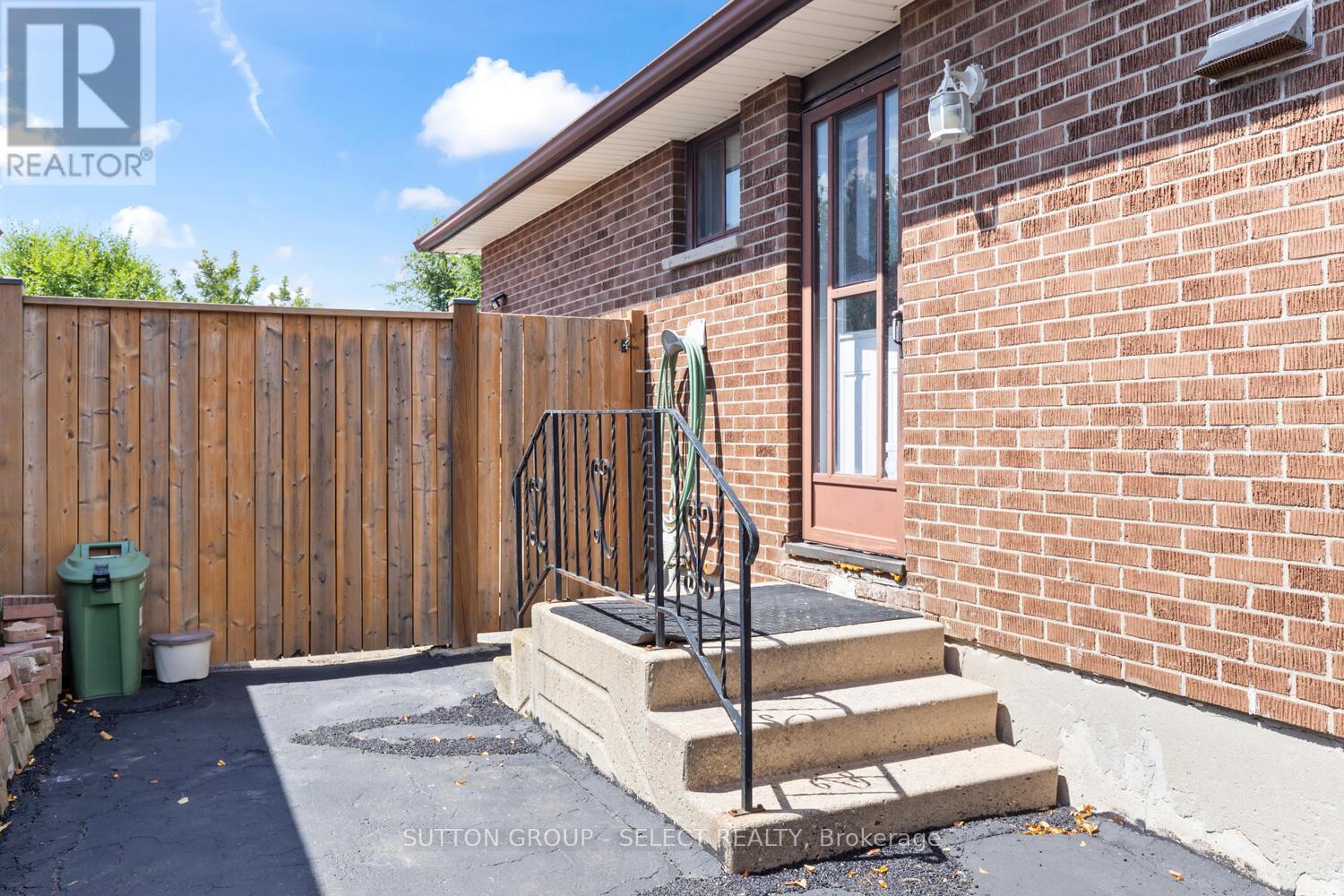 Photo 33 of 71 Dudley Crescent, London South ON