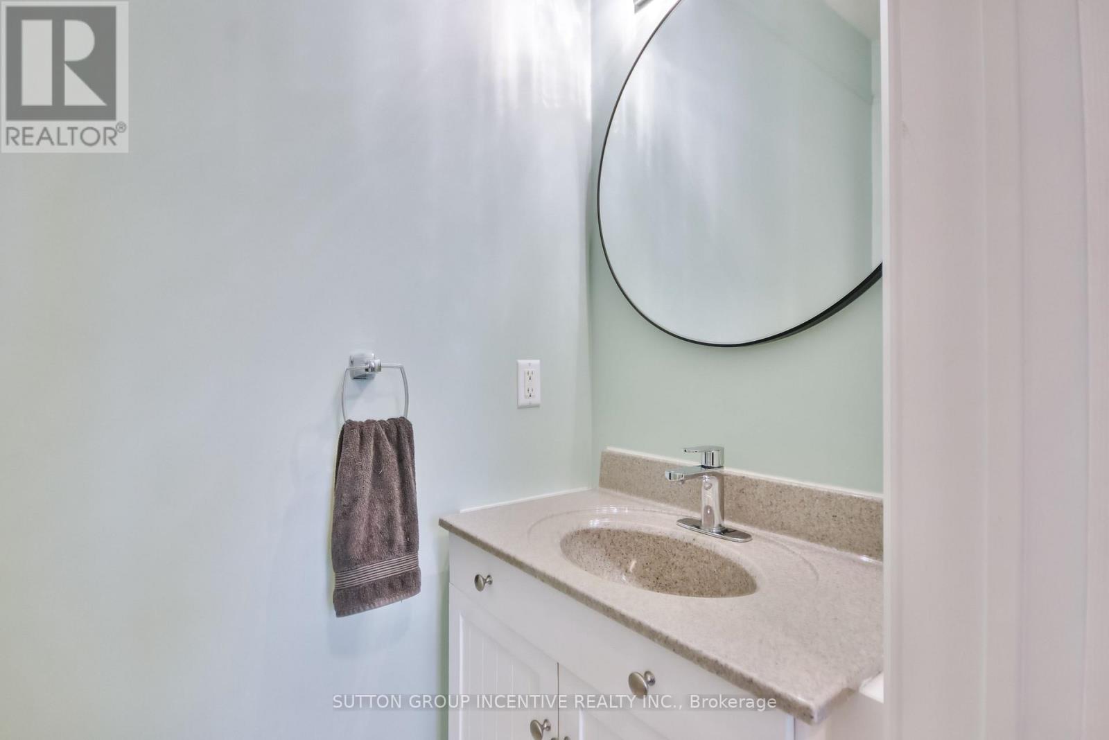Photo 12 of 30 Bruce Crescent, Barrie ON