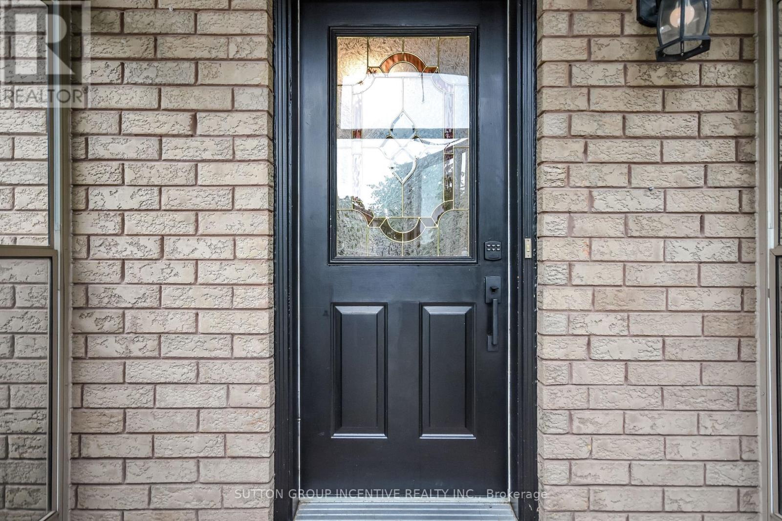 Photo 3 of 30 Bruce Crescent, Barrie ON