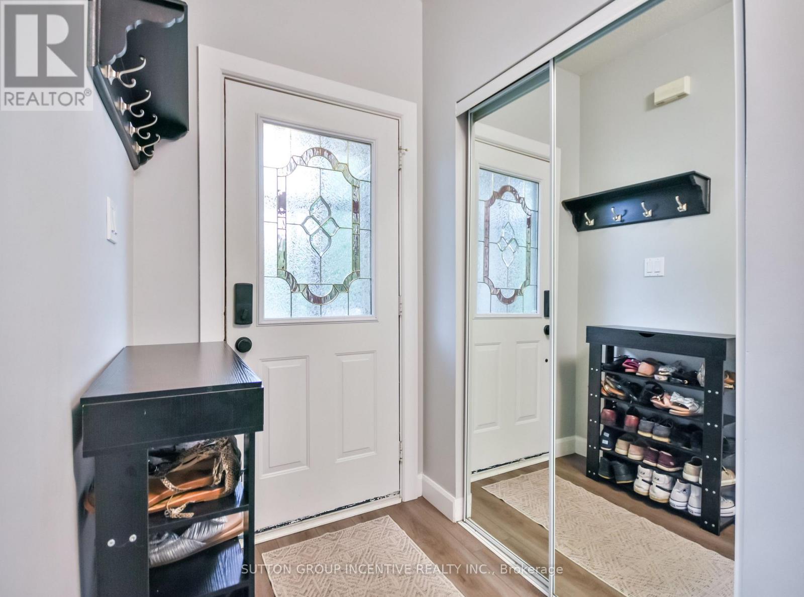 Photo 4 of 30 Bruce Crescent, Barrie ON