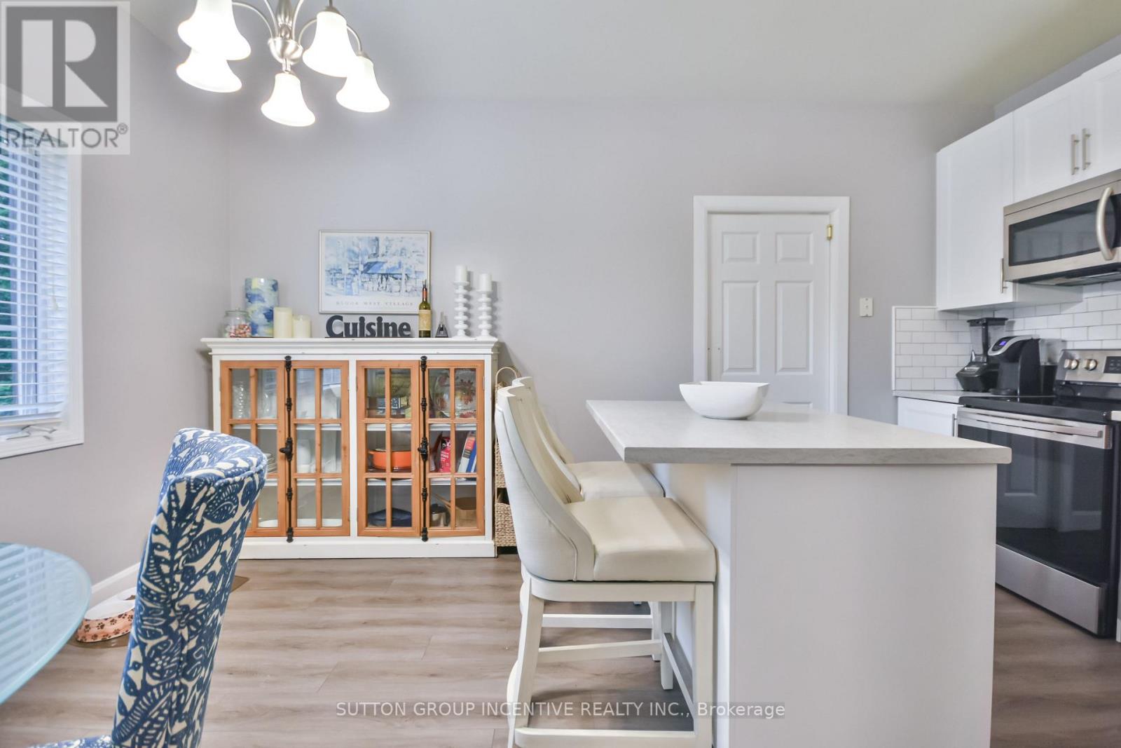 Photo 5 of 30 Bruce Crescent, Barrie ON