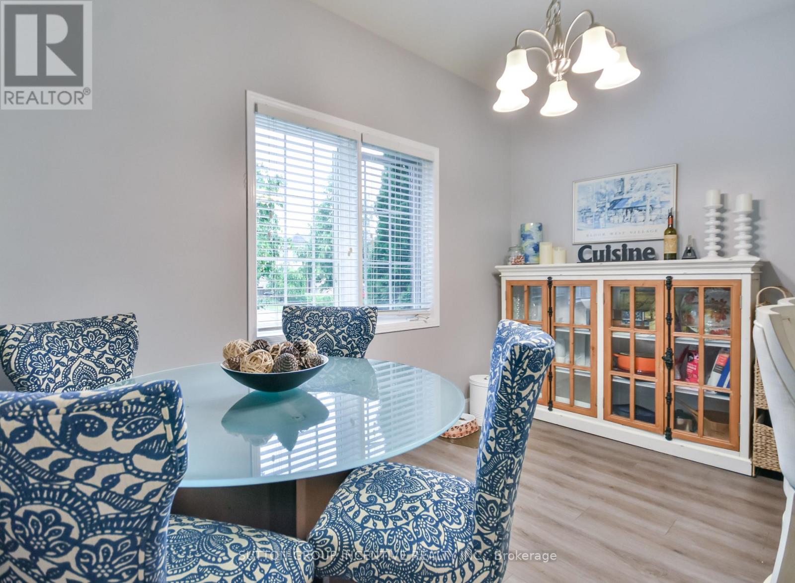 Photo 6 of 30 Bruce Crescent, Barrie ON