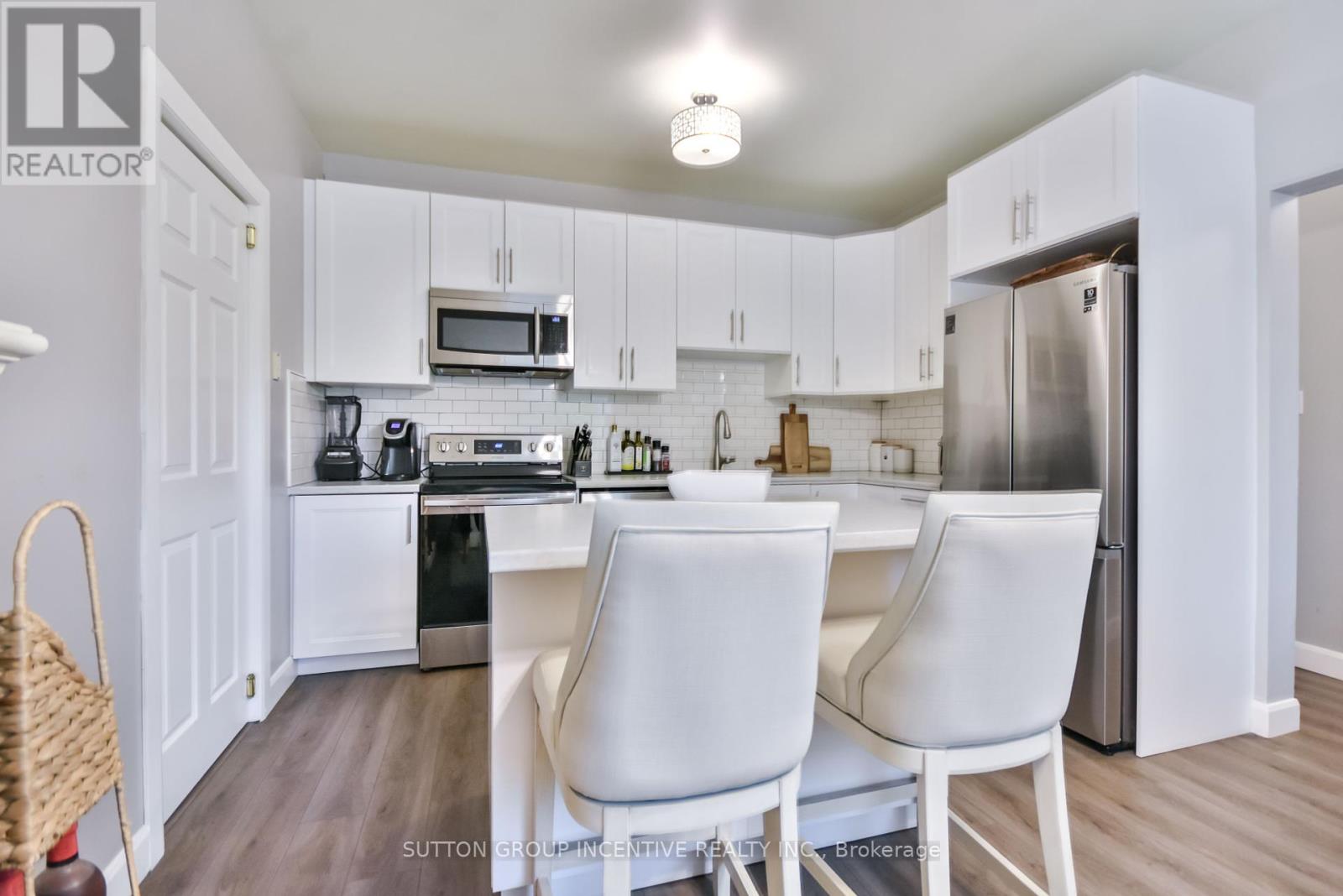 Photo 7 of 30 Bruce Crescent, Barrie ON