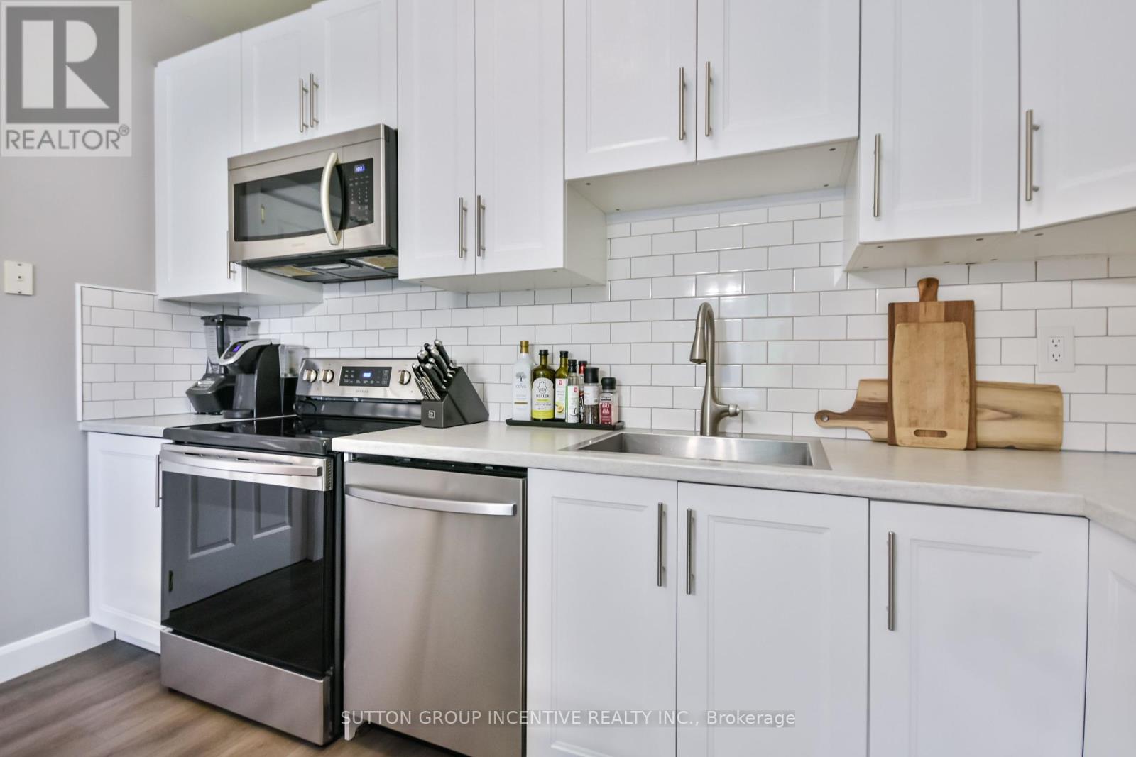 Photo 8 of 30 Bruce Crescent, Barrie ON